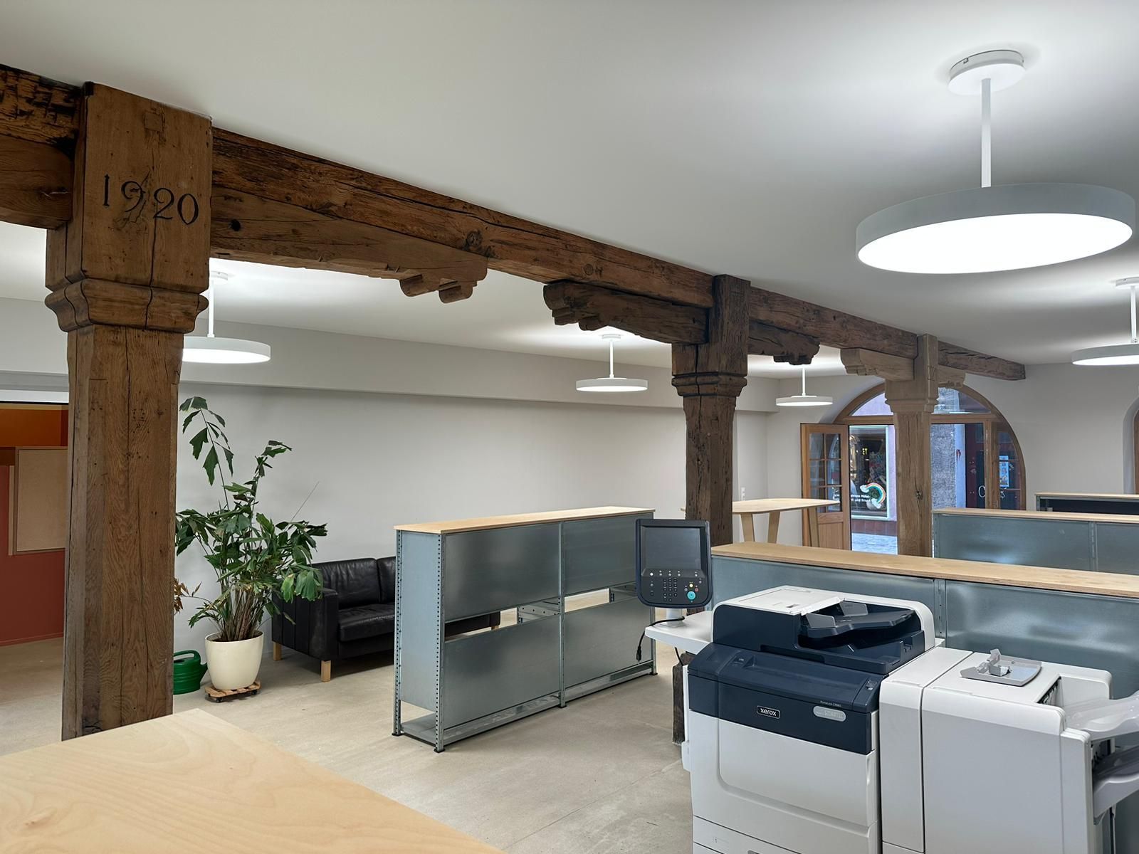 Ein Büro mit Kommoden und Drucker und Pflanzen