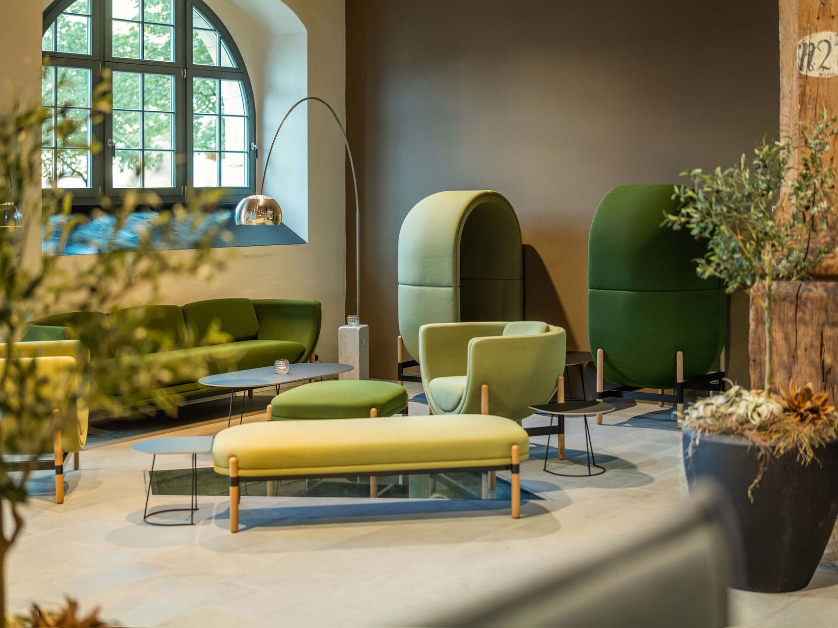 Ein Wohnzimmer voller Möbel und einer Couch.