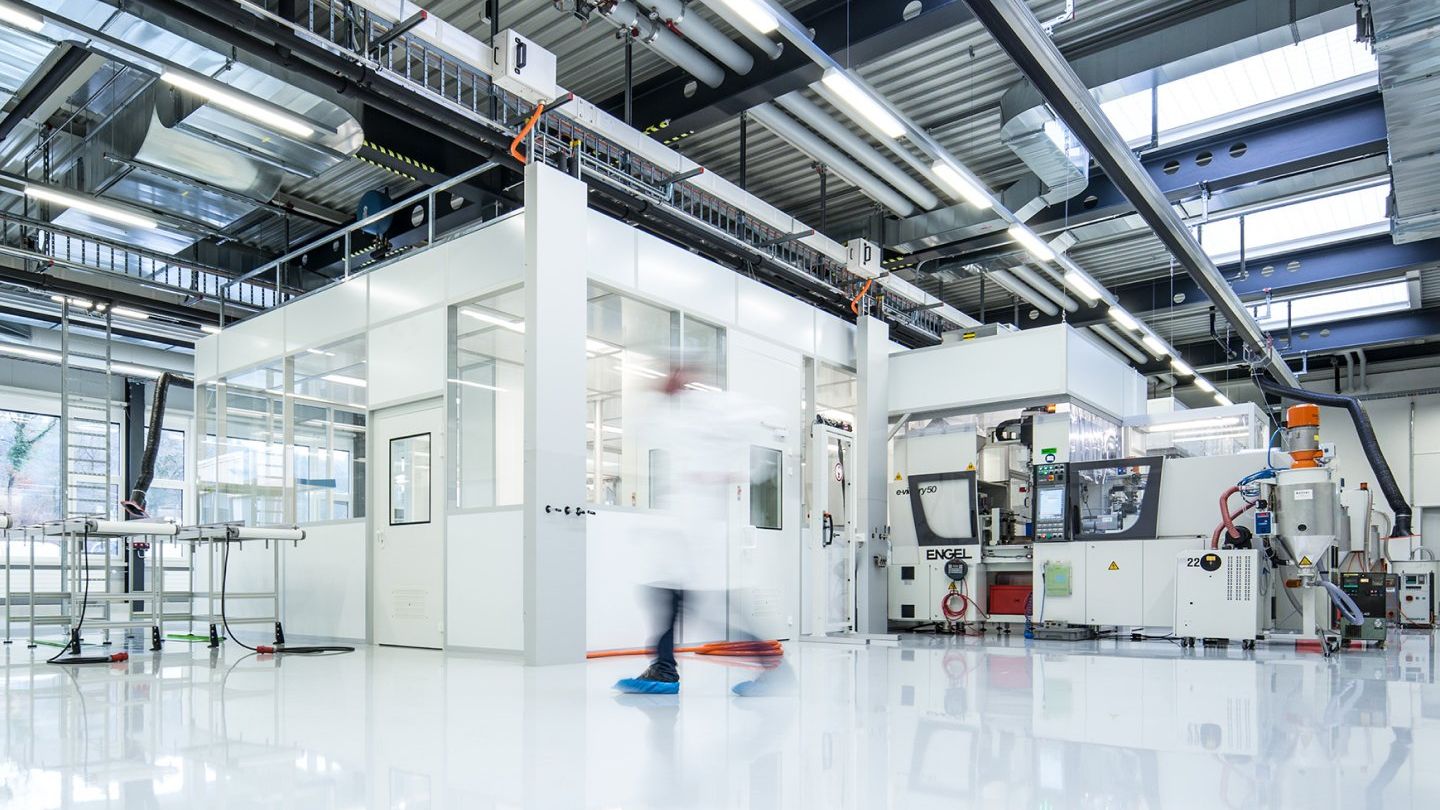 Ein Bild einer Person, die durch eine Fabrik geht.