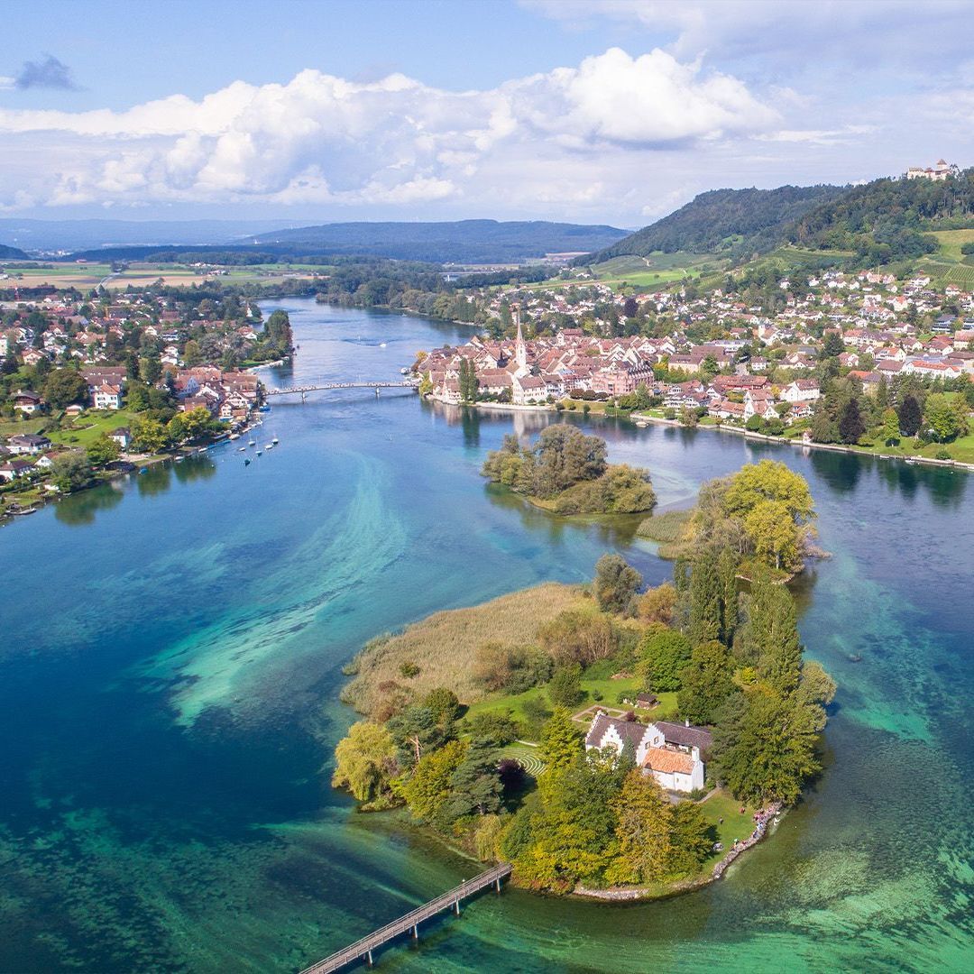 Eine Luftaufnahme des Rheins mit einer kleinen Insel in der Mitte.